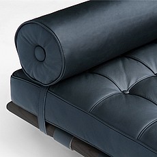 Mies van der Rohe: Exhibition Day Bed - Black Leather - Black Hardwood Frame